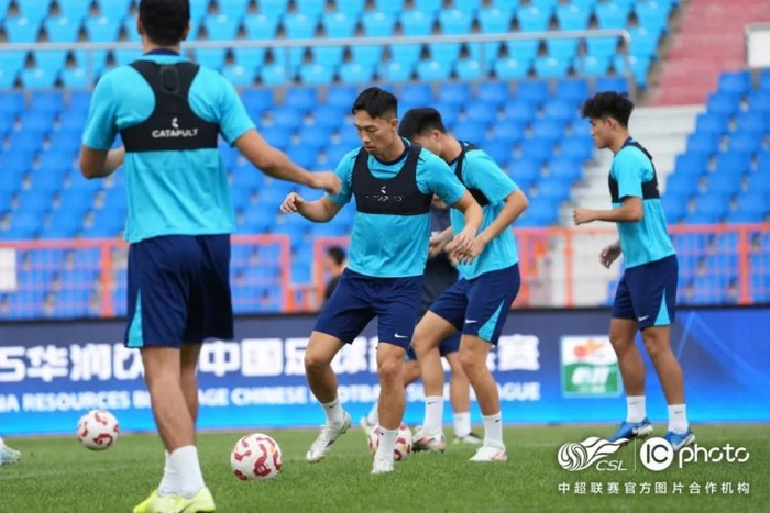 中超球员在职业篮球场上战斗力爆棚