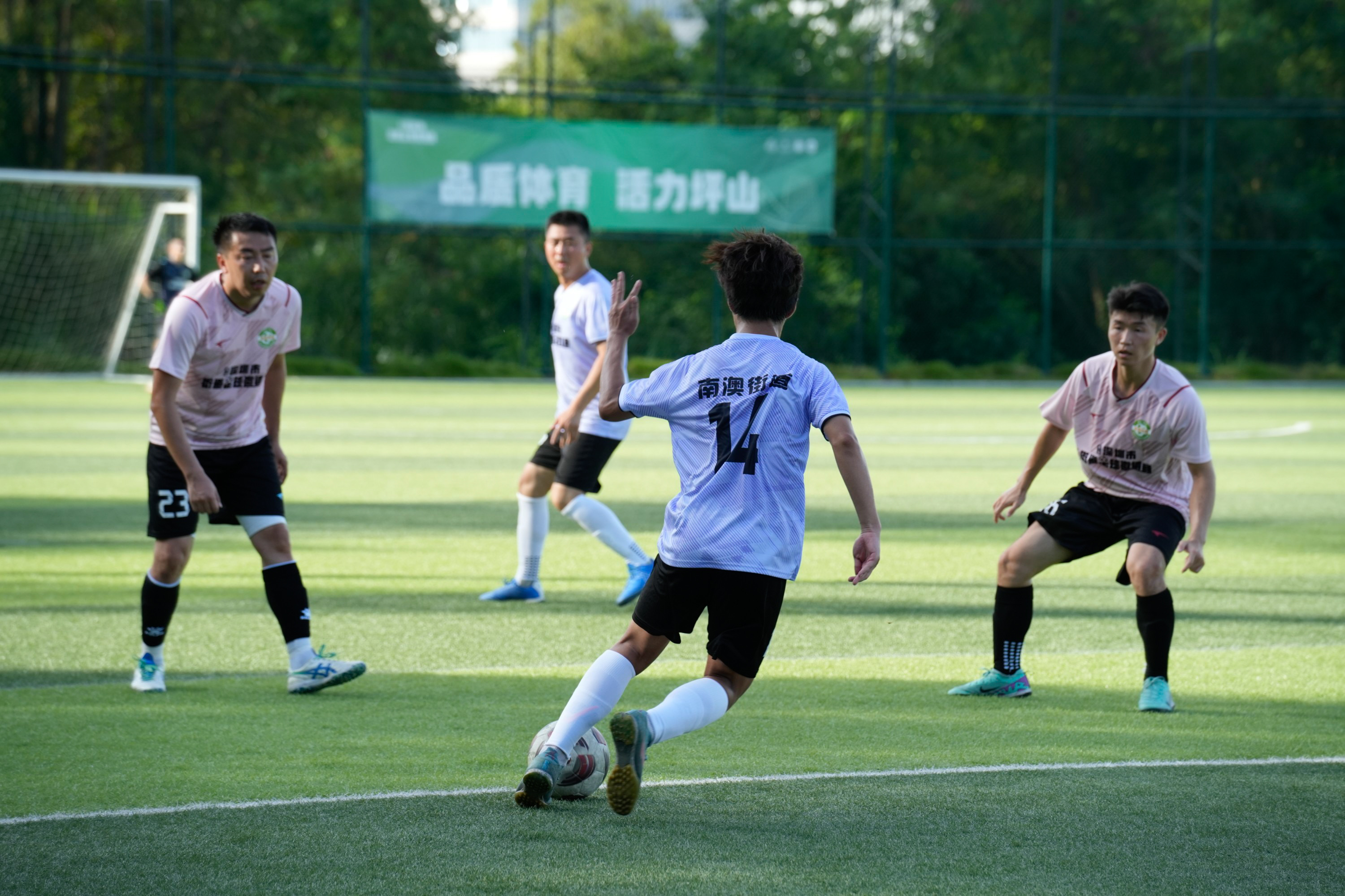 国内足球职业赛事惊险刺激赛场精彩 国内足球职业赛事惊险刺激赛场精彩