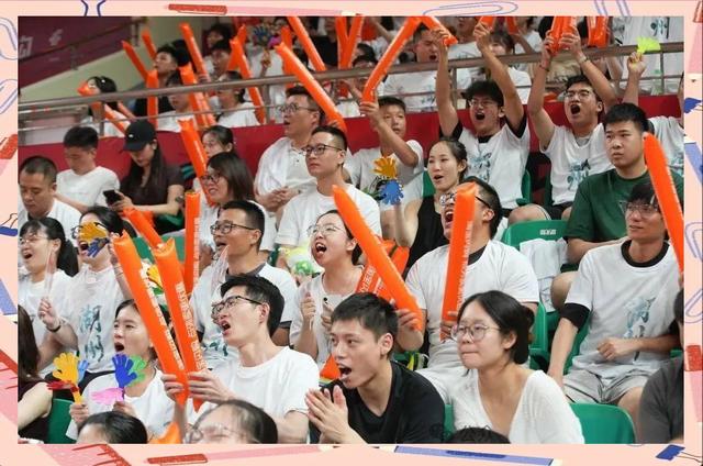 包含篮球职业队员正在紧张备战,为观众带来精彩表演的词条 包含篮球职业队员正在紧张备战,为观众带来精彩表演的词条