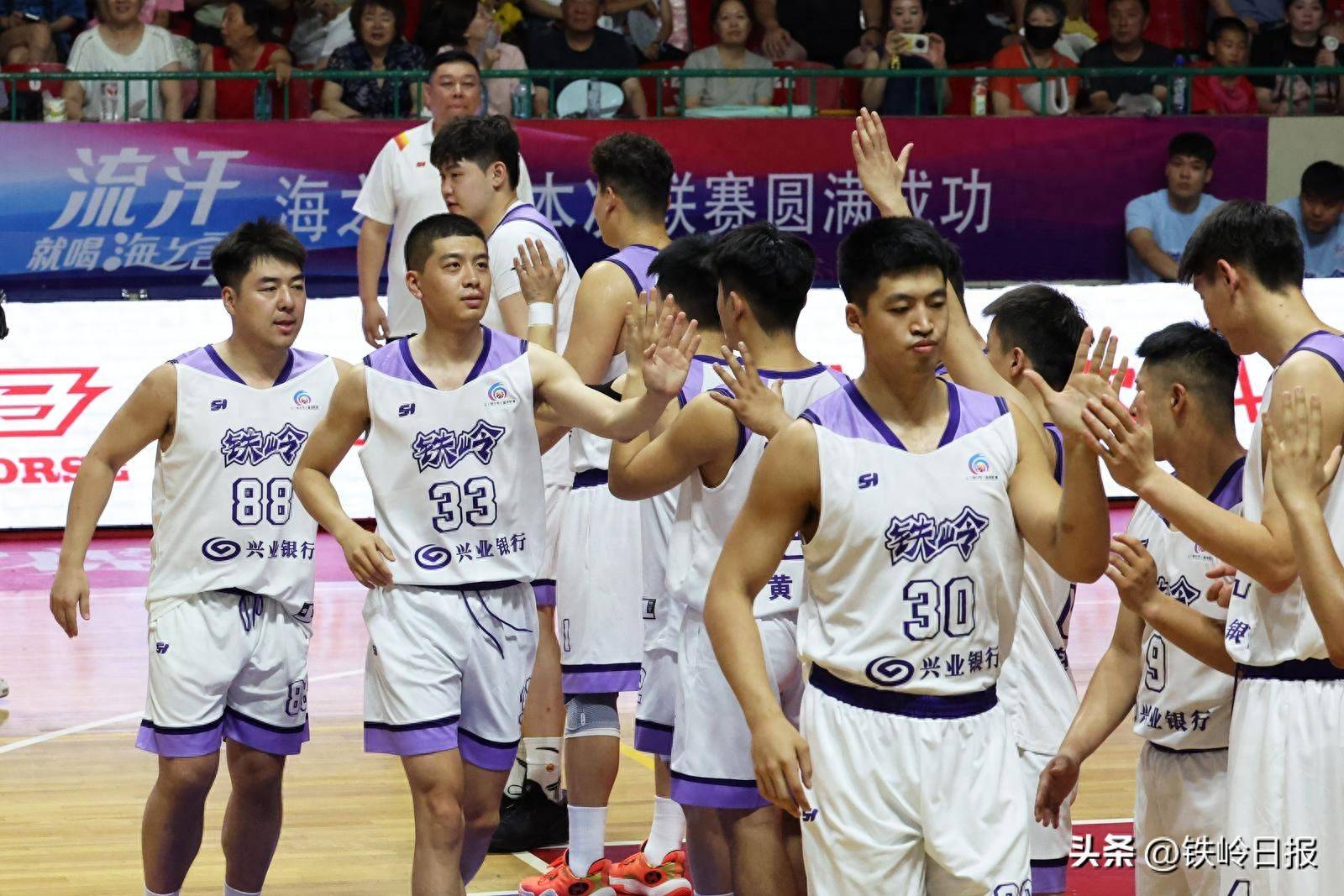 强队在比赛中展现强势夺得胜利