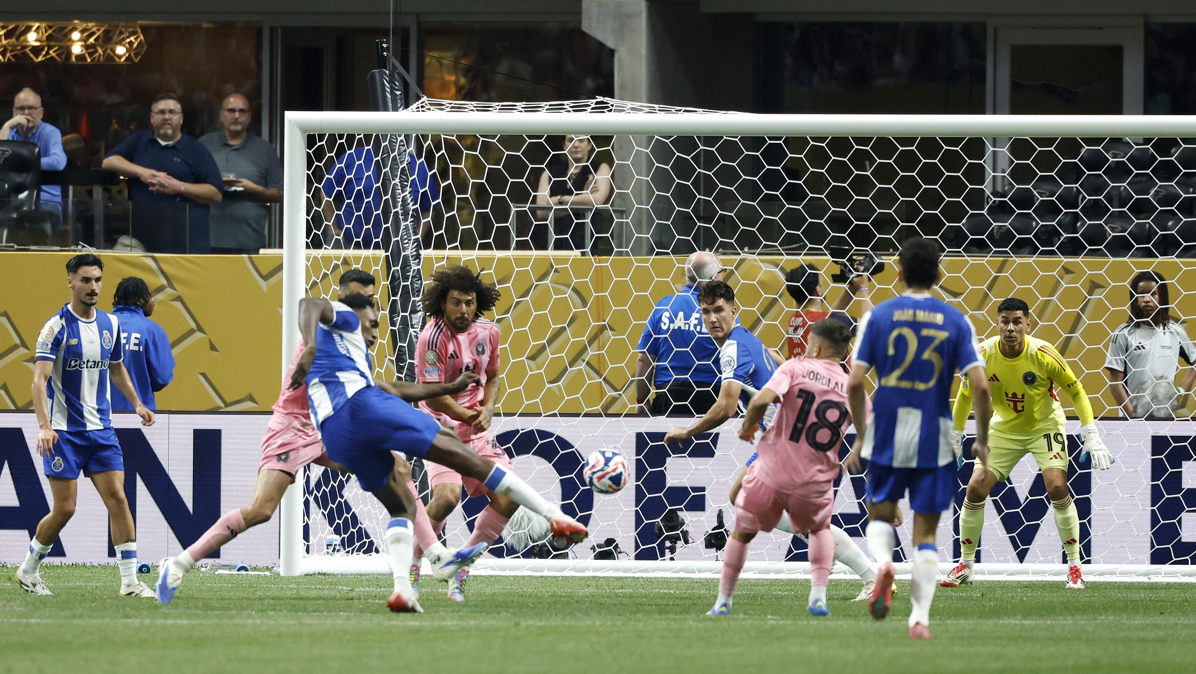 国际足球联赛呈现一场场精彩对决 国际足球联赛呈现一场场精彩对决