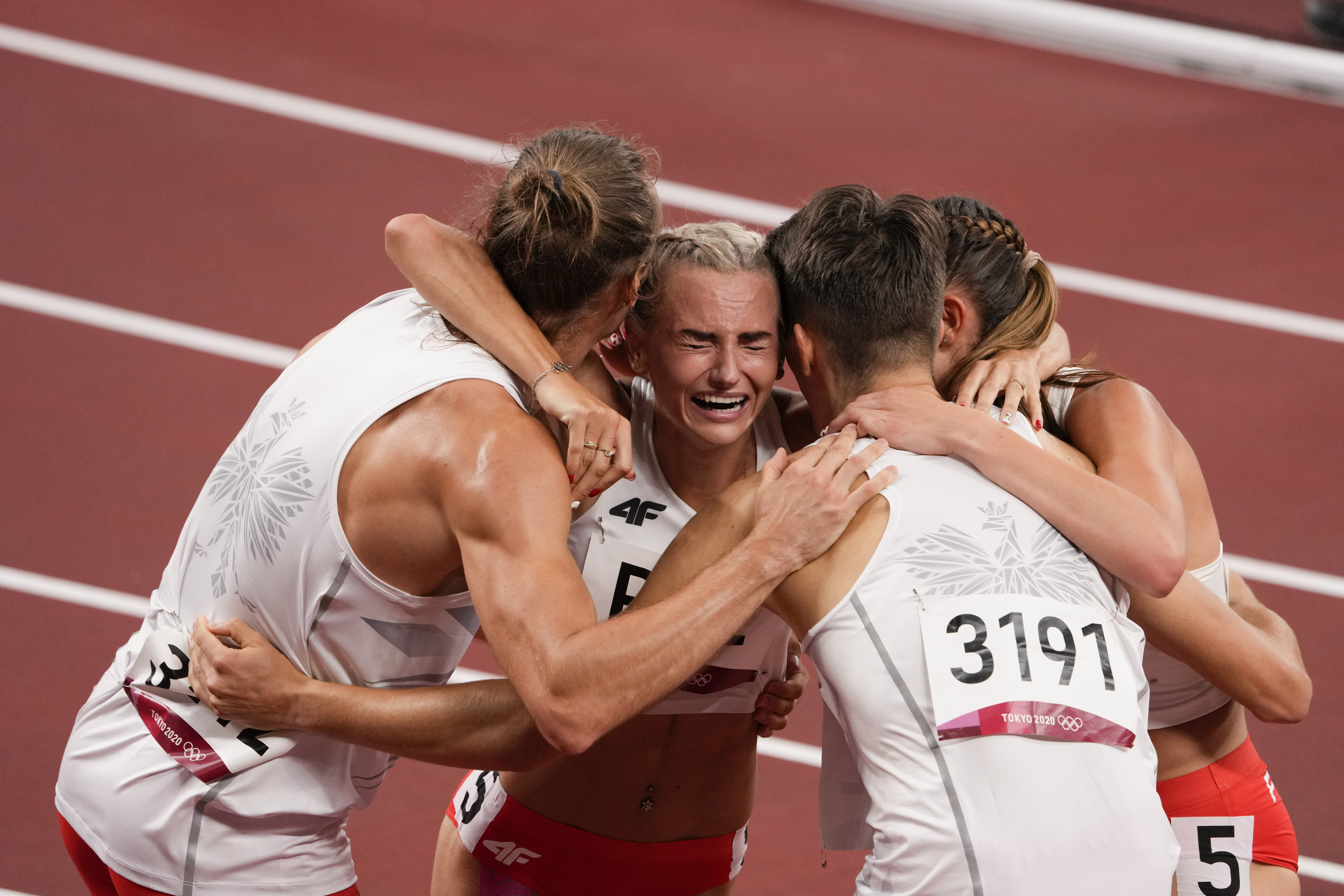 波兰代表团斩获击剑铜牌，振奋人心