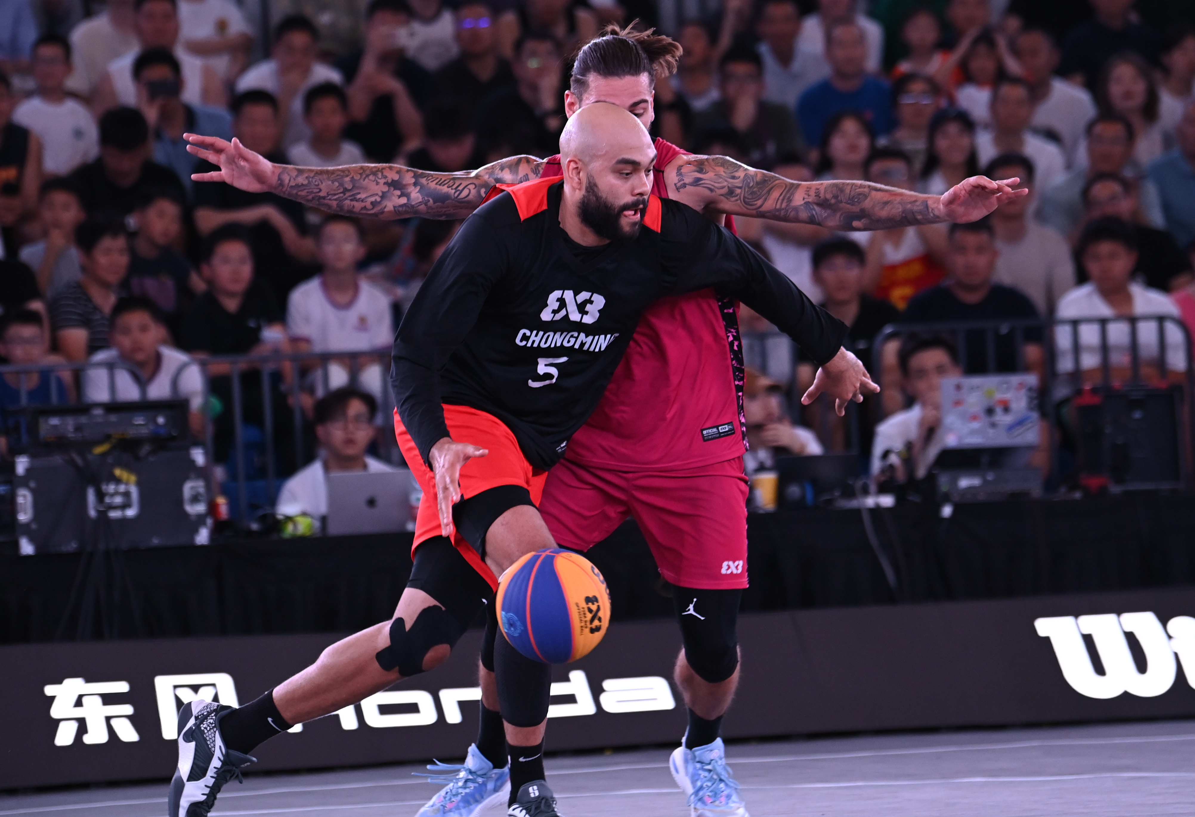 名将球员在最新篮球比赛中大放异彩 名将球员在最新篮球比赛中大放异彩